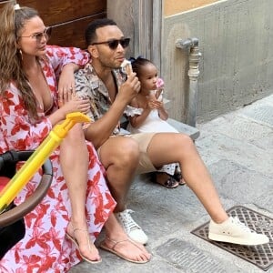 John Legend et Chrissy Teigen en vacances en famille avec leurs enfants à Porto Venere, le 4 juillet 2019. Promenade et dégustation de glaces sont au programme de ce séjour sous le soleil italien. Porto Venere. 4 juillet 2019.