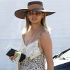 Le mannequin Chrissy Teigen sort de chez le coiffeur à Beverly Hills, le 16 juillet 2019.