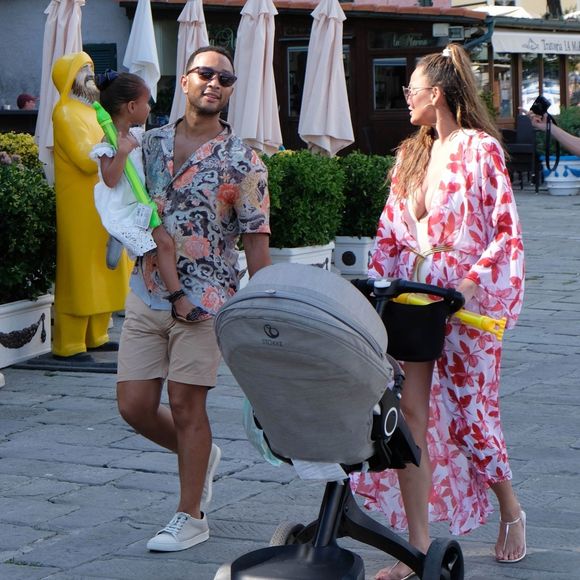 John Legend et Chrissy Teigen en vacances en famille avec leurs enfants à Porto Venere, le 4 juillet 2019. Promenade et dégustation de glaces sont au programme de ce séjour sous le soleil italien. Porto Venere. 4 juillet 2019.