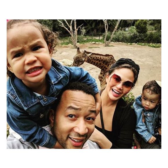 Chrissy Teigen, John Legend et leurs enfants Luna et Miles (Août 2019).