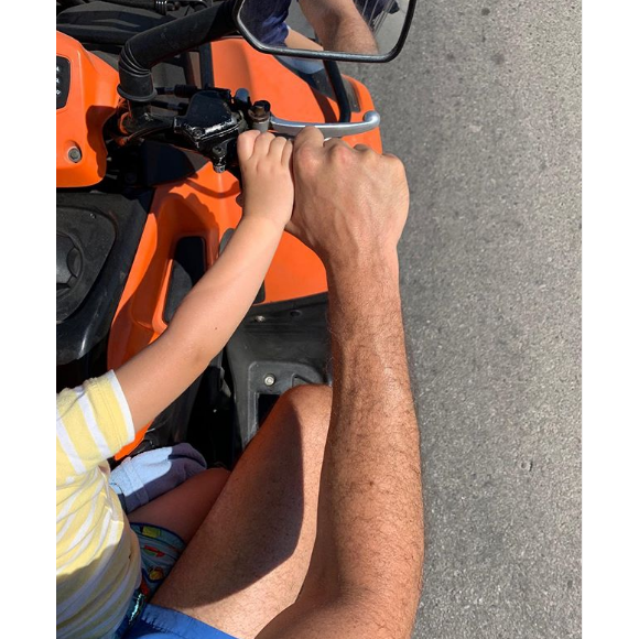 Léa Salamé partage une photo de son fils Gabriel et de son compagnon Raphaël Glucksmann sur Instagram, le 19 août 2019