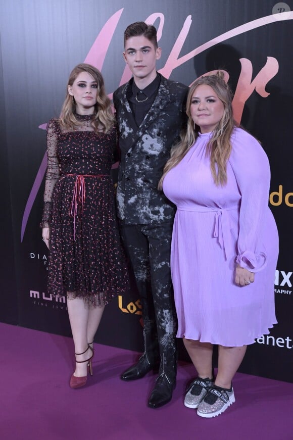 Josephine Langford, Hero Fiennes Tiffin et Anna Todd (film adapté de son roman After) lors de la première du film "After" au cinéma Capitol à Madrid, Espagne, le 26 mars 2019.