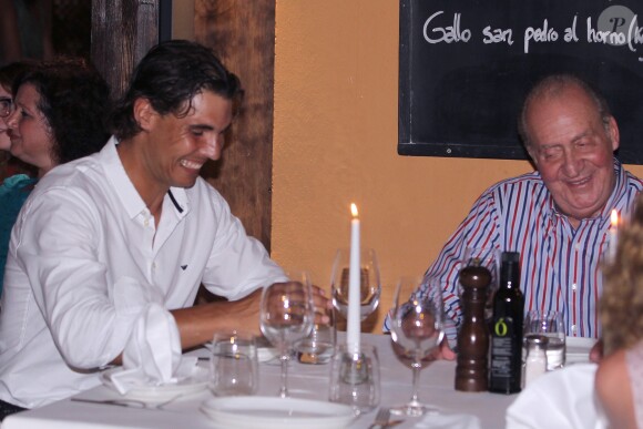 Rafael Nadal et le roi Juan Carlos d'Espagne lors d'un dîner au restaurant à Palma de Majorque le 10 août 2012.