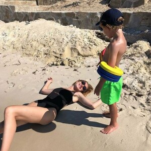 Natalia Vodianova et un de ses fils à la plage. Juillet 2019.