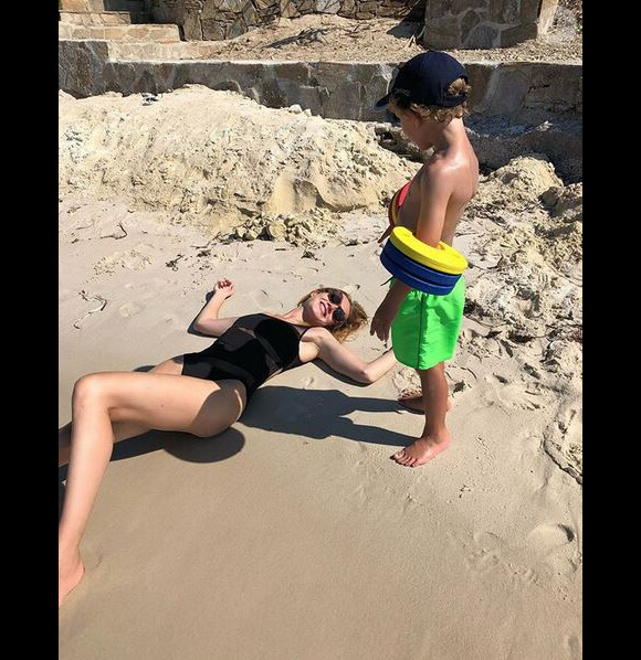 Natalia Vodianova et un de ses fils à la plage. Juillet 2019.