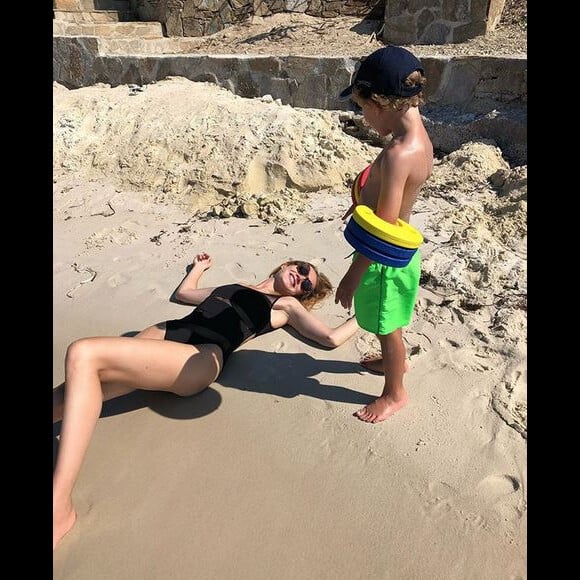 Natalia Vodianova et un de ses fils à la plage. Juillet 2019.