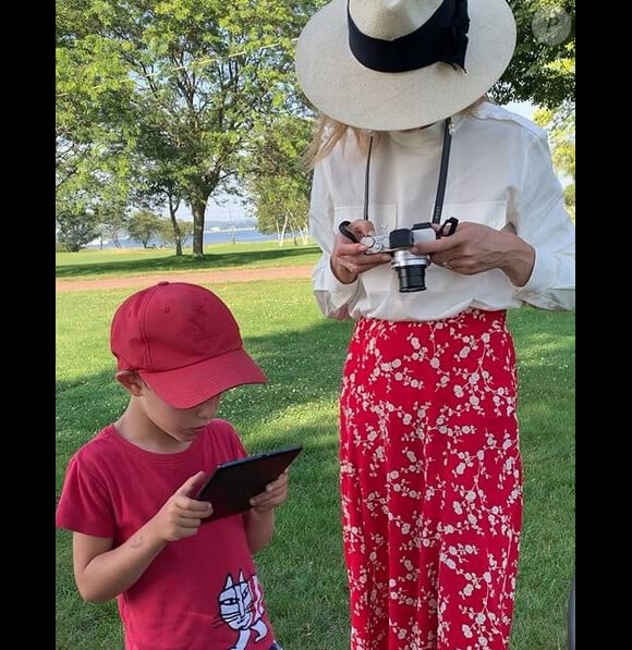Natalia Vodianova et un de ses fils. Août 2019.