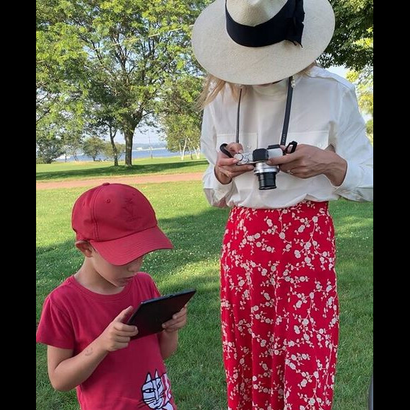 Natalia Vodianova et un de ses fils. Août 2019.
