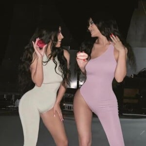 Kim Kardashian et Kylie Jenner dévoilent leur collection de parfums. Août 2019.