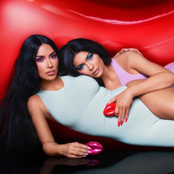 Kim Kardashian et Kylie Jenner dévoilent leur collection de parfums. Août 2019.