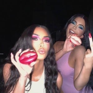 Kim Kardashian et Kylie Jenner dévoilent leur collection de parfums. Août 2019.