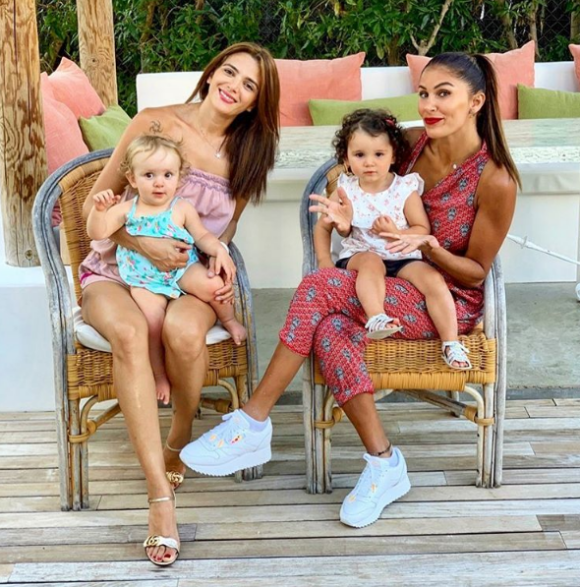 Jade avec sa fille au côté de Wafa et Jenna, à Ibiza, en Espagne, le 16 juin 2019