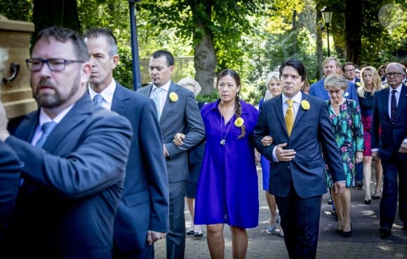 Nicolas, Juliana et Bernardo, les enfants de la princesse Christina, suivis par la famille royale (en arrière-plan : la princesse Irene, la princesse Margriet, le roi Willem-Alexander ou encore la princesse Mabel), lors des obsèques de la princesse Christina au palais Noordeinde à La Haye le 22 août 2019.