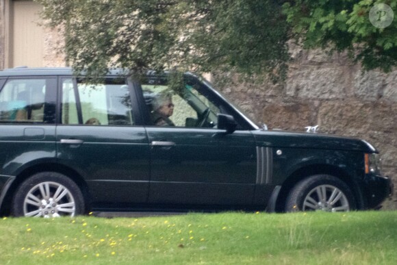 La reine Elisabeth II d'Angleterre au volant de son Range Rover - Les membres de la famille royale du Royaume Uni arrivent à un déjeuner privé, loin du protocole, près de Loch Muick en Ecosse le 23 août 2019.
