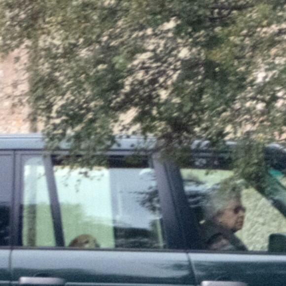 La reine Elisabeth II d'Angleterre au volant de son Range Rover - Les membres de la famille royale du Royaume Uni arrivent à un déjeuner privé, loin du protocole, près de Loch Muick en Ecosse le 23 août 2019.
