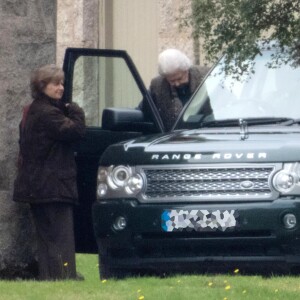 La reine Elisabeth II d'Angleterre (monte du côté conducteur de son Range Rover) - Les membres de la famille royale du Royaume Uni arrivent à un déjeuner privé, loin du protocole, près de Loch Muick en Ecosse le 23 août 2019.