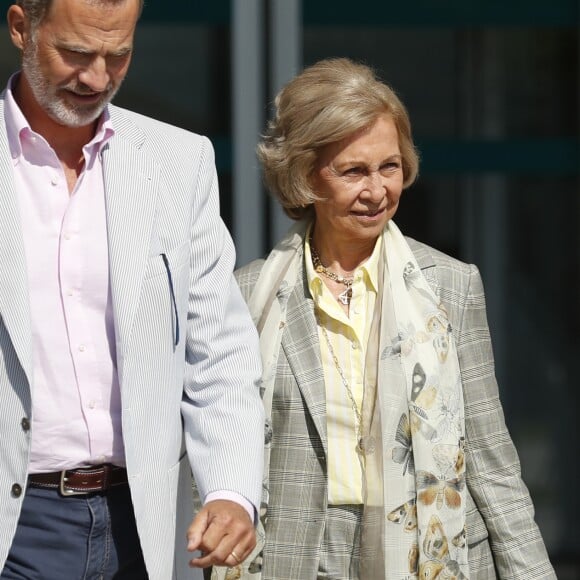 Le roi Felipe VI d'Espagne, la reine Sofia - La famille royale d'Espagne passe à l'hôpital universitaire Quirónsalud de Pozuelo de Alarcón de Madrid pour rendre visite à Juan Carlos 1er, opéré du coeur le 24 août 2019.