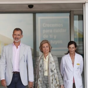 Le roi Felipe VI d'Espagne, la reine Sofia - La famille royale d'Espagne passe à l'hôpital universitaire Quirónsalud de Pozuelo de Alarcón de Madrid pour rendre visite à Juan Carlos 1er, opéré du coeur le 24 août 2019.