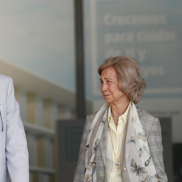 Le roi Felipe VI d'Espagne, la reine Sofia - La famille royale d'Espagne passe à l'hôpital universitaire Quirónsalud de Pozuelo de Alarcón de Madrid pour rendre visite à Juan Carlos 1er, opéré du coeur le 24 août 2019.