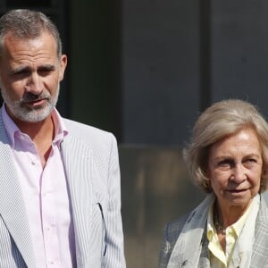 Le roi Felipe VI d'Espagne, la reine Sofia - La famille royale d'Espagne passe à l'hôpital universitaire Quirónsalud de Pozuelo de Alarcón de Madrid pour rendre visite à Juan Carlos 1er, opéré du coeur le 24 août 2019.