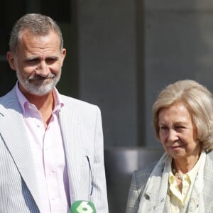 Le roi Felipe VI d'Espagne, la reine Sofia - La famille royale d'Espagne passe à l'hôpital universitaire Quirónsalud de Pozuelo de Alarcón de Madrid pour rendre visite à Juan Carlos 1er, opéré du coeur le 24 août 2019.