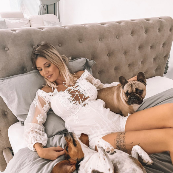 Jessica Thivenin partage des photos pendant sa première grossesse (été 2019).