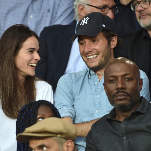 Vianney Bureau (Vianney), sa compagne Catherine Robert et Harry Roselmack dans les tribunes lors du match de championnat de Ligue 1 Conforama opposant le Paris Saint-Germain au Toulouse FC au parc des Princes à Paris, France, le 25 août 2019. Le PSG a gagné 4-0. © Giancarlo Gorassini/Bestimage