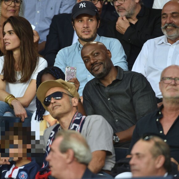 Vianney et sa chérie Catherine Robert, Harry Roselmack dans les tribunes lors du match de championnat de Ligue 1 Conforama opposant le Paris Saint-Germain au Toulouse FC au parc des Princes à Paris, France, le 25 août 2019. Le PSG a gagné 4-0. © Giancarlo Gorassini/Bestimage