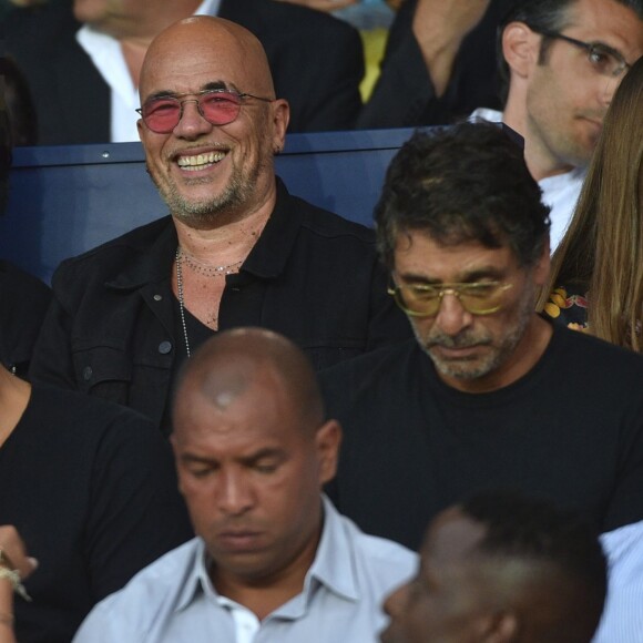 Pascal Obispo dans les tribunes lors du match de championnat de Ligue 1 Conforama opposant le Paris Saint-Germain au Toulouse FC au parc des Princes à Paris, France, le 25 août 2019. Le PSG a gagné 4-0. © Giancarlo Gorassini/Bestimage