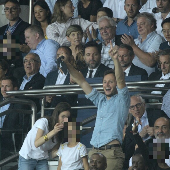 Vianney et sa chérie Catherine Robert dans les tribunes lors du match de championnat de Ligue 1 Conforama opposant le Paris Saint-Germain au Toulouse FC au parc des Princes à Paris, France, le 25 août 2019. Le PSG a gagné 4-0. © Giancarlo Gorassini/Bestimage