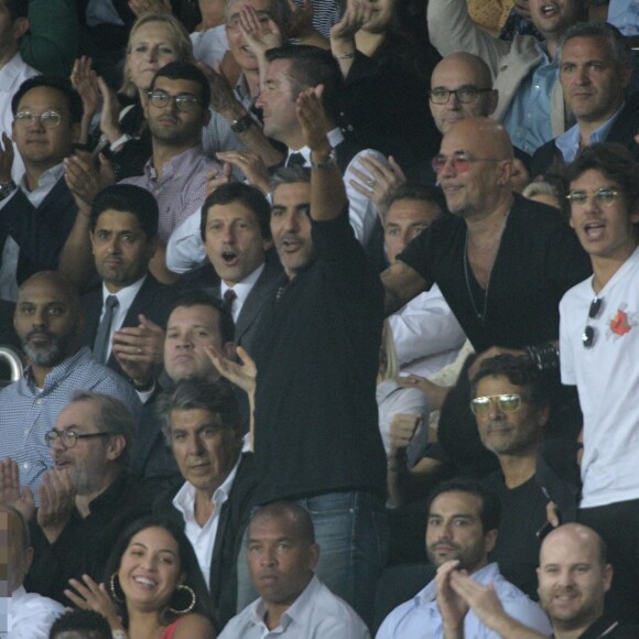 Pascal Obispo et Ary Abittan dans les tribunes lors du match de championnat de Ligue 1 Conforama opposant le Paris Saint-Germain au Toulouse FC au parc des Princes à Paris, France, le 25 août 2019. Le PSG a gagné 4-0. © Giancarlo Gorassini/Bestimage