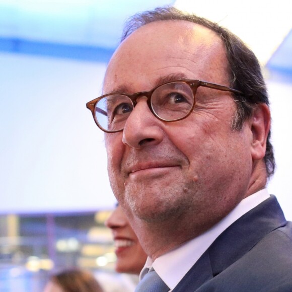 François Hollande lors de la soirée de remise des Prix 2019 et du 5ème anniversaire de la fondation "La France s'engage (FFE)" à la Cité Fertile à Pantin. La fondation "La France s'engage (FFE)", créée par François Hollande, récompense 12 porteurs de projet, pour leurs innovations sociales, leurs engagements solidaires et utiles. Les lauréats bénéficieront d'un label, d'un accompagnement technique et du financement de leur projet. Pantin, le 28 juin 2019. © Stéphane Lemouton/Bestimage