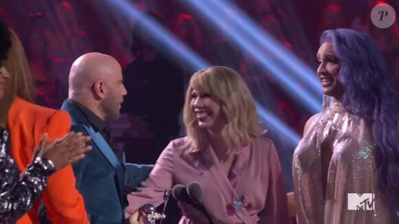 John Travolta a confondu Taylor Swift avec Jade Jolie sur la scène des MTV Video Music Awards à Newark dans le New Jersey, le 26 août 2019.