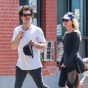 Exclusif - Renée Zellweger et son compagnon Doyle Bramhall II se promènent dans les rues de New York, le 2 août 2017.