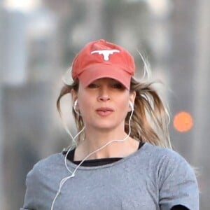Exclusif - Renée Zellweger fait son jogging à Santa Monica le 13 juin 2017.