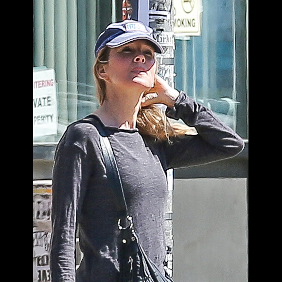 Exclusif - Renée Zellweger se promène dans les rues de New York après son cours de gym, le 31 juillet 2017.