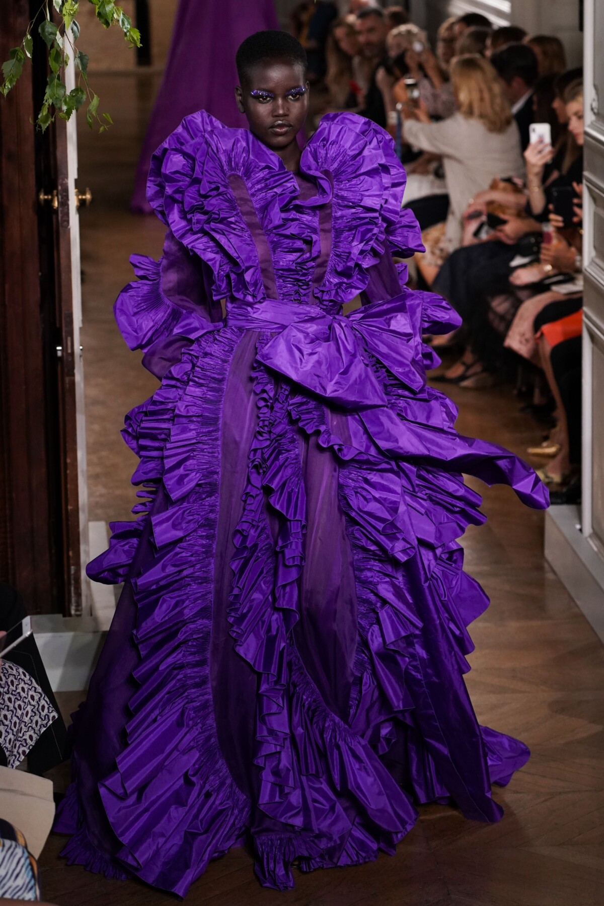Photo : Adut Akech défile pour Valentino lors de la Fashion Week de ...