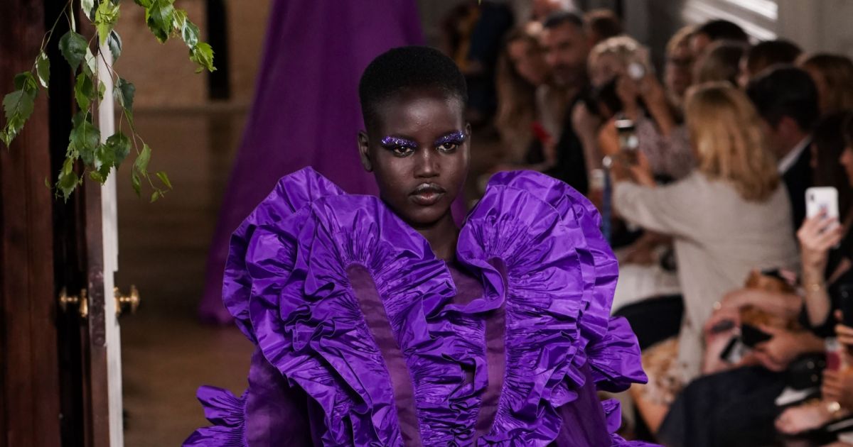 Adut Akech défile pour Valentino lors de la Fashion Week de Paris, le 3 ...