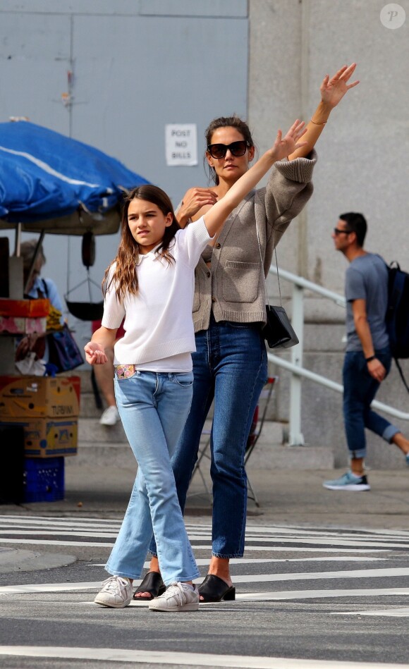 Katie Holmes et sa fille Suri Cruise appellent un taxi après avoir fait une balade dans le quartier de Downtown Manhattan à New York, le 27 août 2019