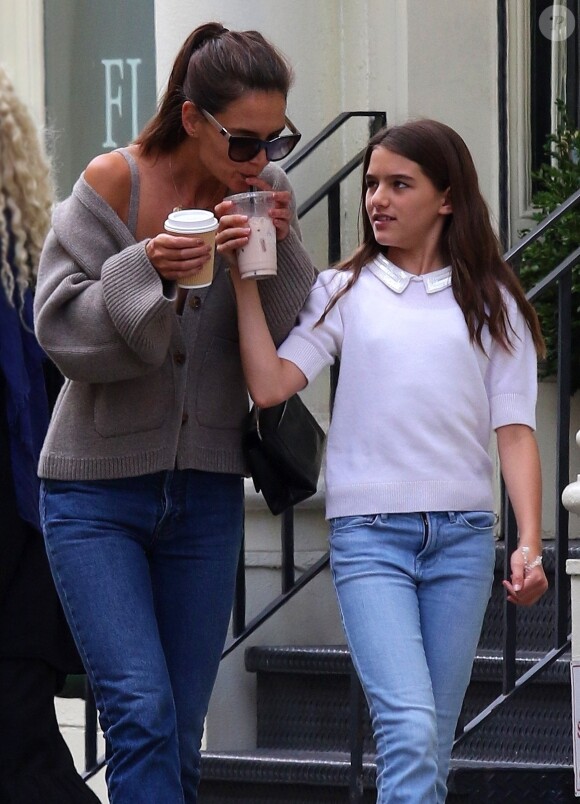 Katie Holmes et sa fille Suri Cruise appellent un taxi après avoir fait une balade dans le quartier de Downtown Manhattan à New York, le 27 août 2019