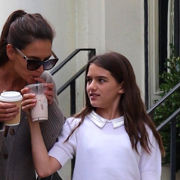 Katie Holmes et sa fille Suri Cruise appellent un taxi après avoir fait une balade dans le quartier de Downtown Manhattan à New York, le 27 août 2019