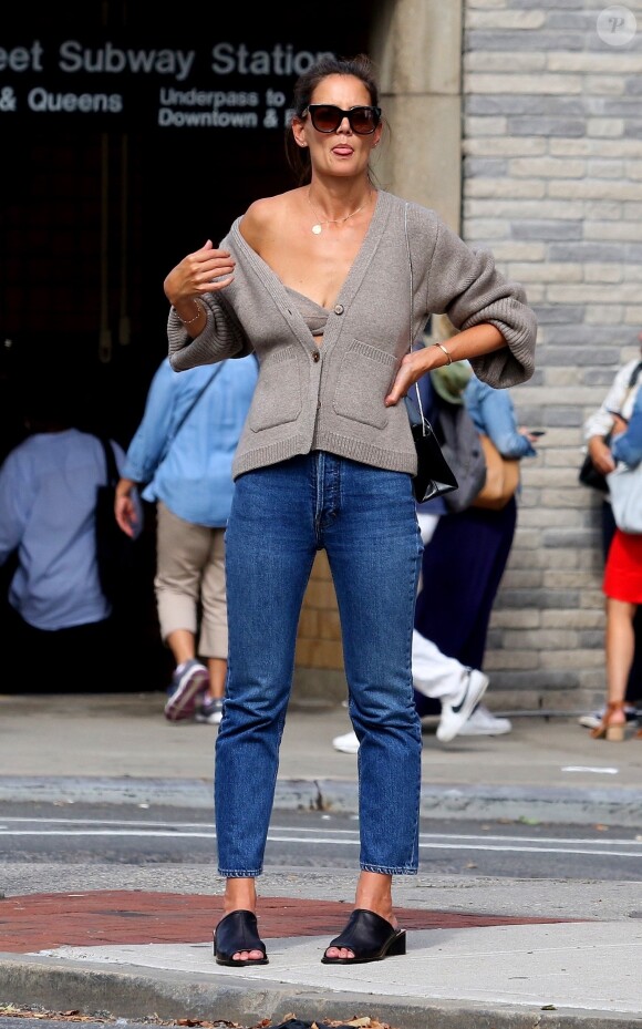 Katie Holmes et sa fille S. Cruise appellent un taxi après avoir fait une balade dans le quartier de Downtown Manhattan à New York, le 27 août 2019