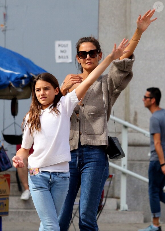Katie Holmes et sa fille Suri Cruise appellent un taxi après avoir fait une balade dans le quartier de Downtown Manhattan à New York, le 27 août 2019
