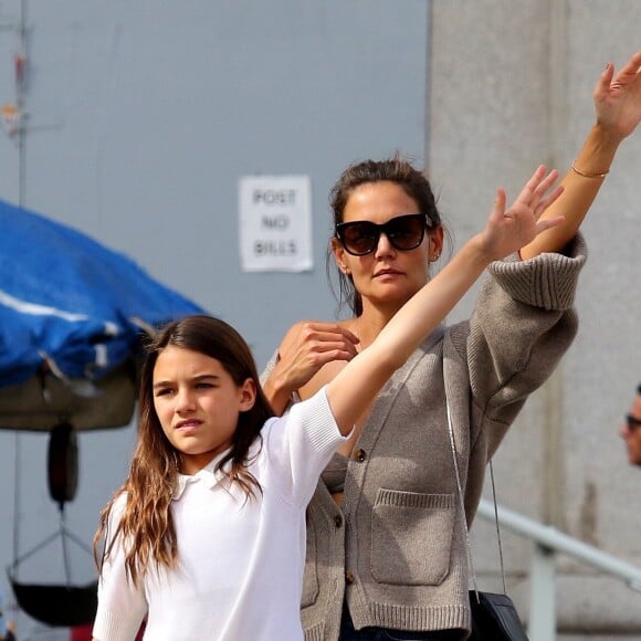 Katie Holmes et sa fille Suri Cruise appellent un taxi après avoir fait une balade dans le quartier de Downtown Manhattan à New York, le 27 août 2019