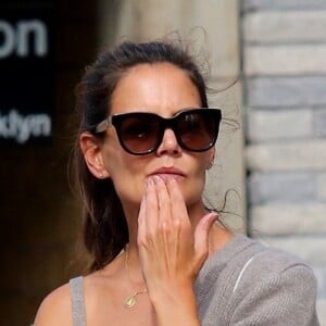 Katie Holmes et sa fille S. Cruise appellent un taxi après avoir fait une balade dans le quartier de Downtown Manhattan à New York, le 27 août 2019