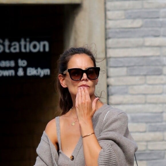 Katie Holmes et sa fille S. Cruise appellent un taxi après avoir fait une balade dans le quartier de Downtown Manhattan à New York, le 27 août 2019