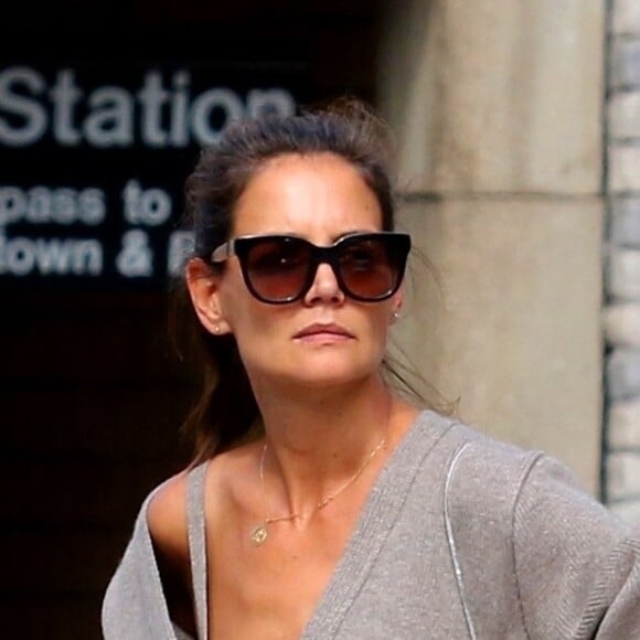 Katie Holmes et sa fille S. Cruise appellent un taxi après avoir fait une balade dans le quartier de Downtown Manhattan à New York, le 27 août 2019