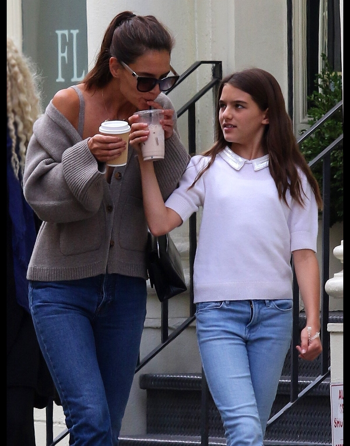 Photo Katie Holmes et sa fille Suri Cruise appellent un taxi après avoir fait une balade dans