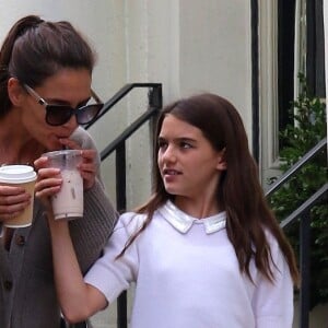 Katie Holmes et sa fille Suri Cruise appellent un taxi après avoir fait une balade dans le quartier de Downtown Manhattan à New York, le 27 août 2019