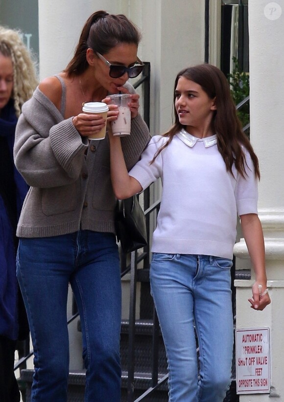 Katie Holmes et sa fille Suri Cruise appellent un taxi après avoir fait une balade dans le quartier de Downtown Manhattan à New York, le 27 août 2019